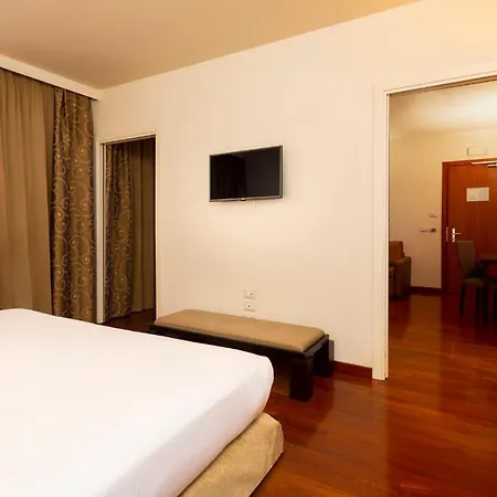 Crowne Plaza Venice East By Ihg 4*