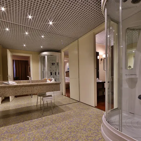 كراون بلازا البندقية إيست 4*