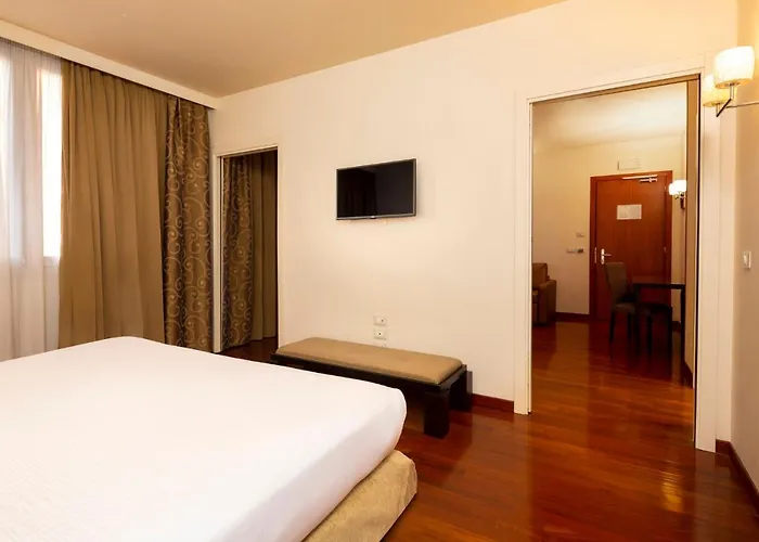 Crowne Plaza Venice East By Ihg 4*